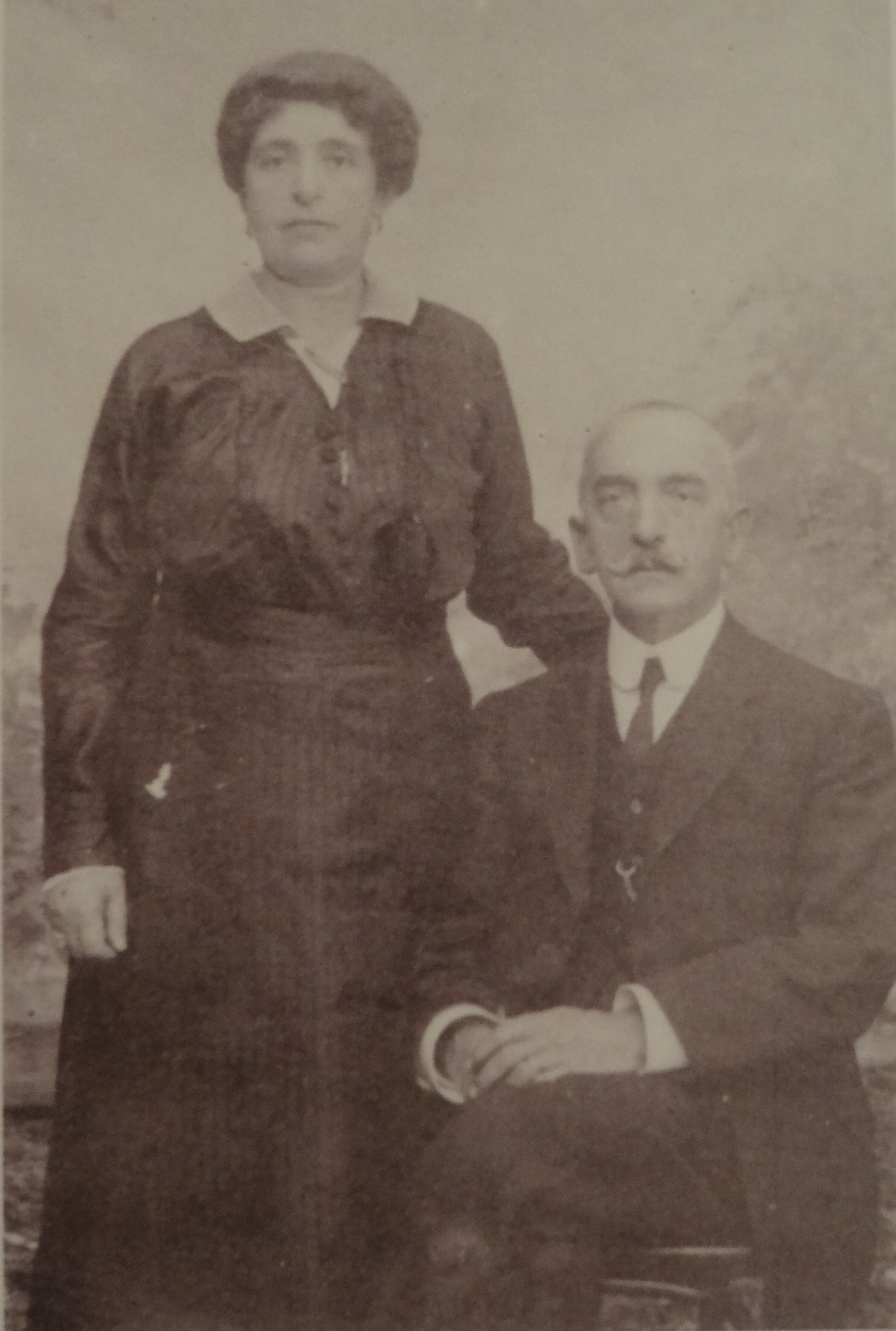 Η Ευδοκία Αβέρωφ κι ο σύζυγός της Στέργιος Τζωαννόπουλος στο σπίτι τους στην Αθήνα